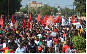 Burkina: des syndicats exigent « des moyens d’auto-défense (…) pour les populations »