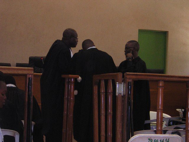 Des avocats de la défense dans le dossier insurrection