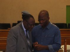 PHOTOS-L’opposant Ablassé Ouédraogo en conciliabule avec des accusés au Tribunal
