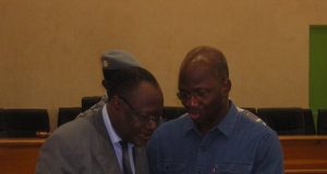 PHOTOS-L’opposant Ablassé Ouédraogo en conciliabule avec des accusés au Tribunal