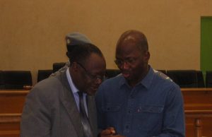 PHOTOS-L’opposant Ablassé Ouédraogo en conciliabule avec des accusés au Tribunal