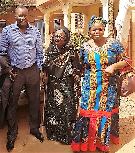 Mah Dama Sidibé, entourée de deux de ses enfants, Me Mamadou Traoré et sa petite soeur