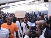 Abidjan: Des acteurs du football et autorités accueillent la dépouille de Cheick Tioté