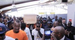 Abidjan: Des acteurs du football et autorités accueillent la dépouille de Cheick Tioté