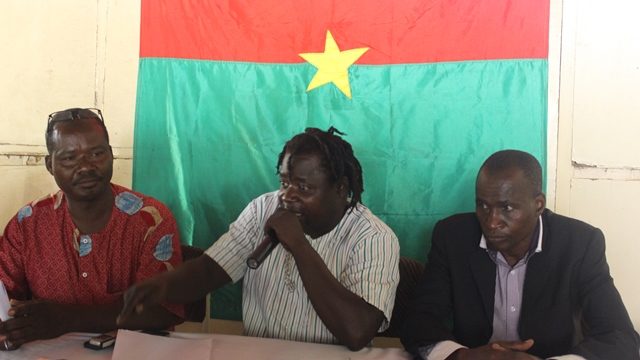 Le coordonnateur général de l’organisation Tous unis pour un Burkina apaisé (Touba), au milieu