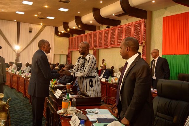Les Premiers ministres ivoirien et burkinabè mains dans la mains, lors de l'ouverture du Conseil des ministres conjoint à Ouagadougou
