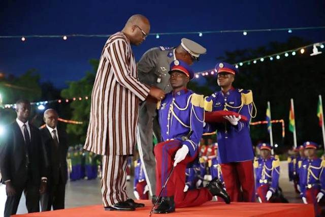 Remise des épaulettes aux officiers