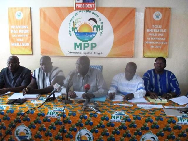 Salif Diallo, premier responsable des partis membres de la majorité présidentielle, face aux micro