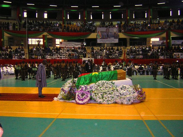 Le président Roch Kaboré se receuille devant la depouille mortuaire de Salifou Diallo au Palais des sports Ouaga 2000