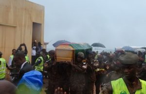 Arrivée de la dépouille de Salifou Diallo: que d’émotion à l’aéroport de Ouaga!