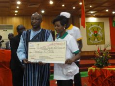 Burkina/Lutte contre le chômage: Des jeunes et femmes porteurs de projets reçoivent des chèques de l’Etat