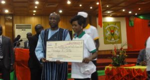 Burkina/Lutte contre le chômage: Des jeunes et femmes porteurs de projets reçoivent des chèques de l’Etat