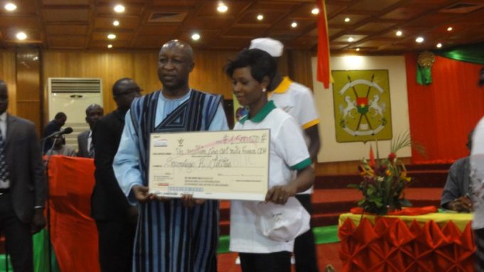 Burkina/Lutte contre le chômage: Des jeunes et femmes porteurs de projets reçoivent des chèques de l’Etat