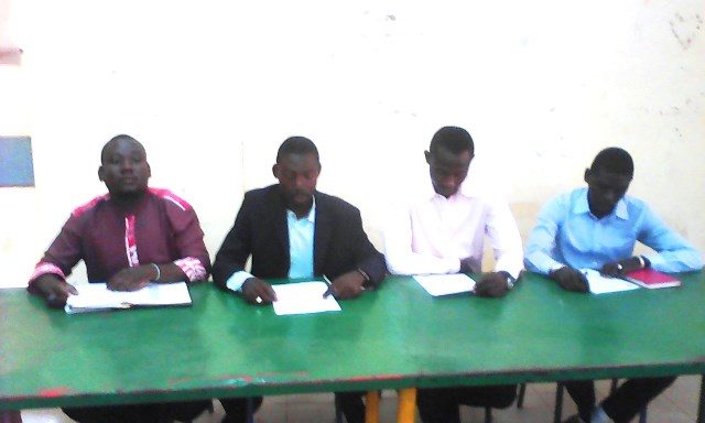 Le président du Mouvement des jeunes socialistes, Adama Congo en veste noire
