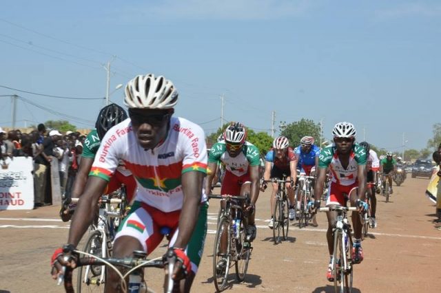 Des cyclistes lors du Tour du Faso