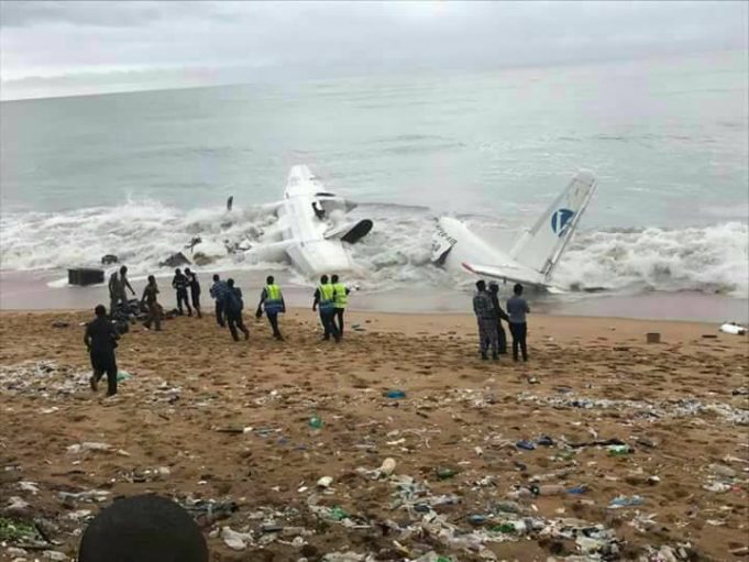 Côte d’Ivoire: quatre morts dans un crash d’avion au bord de la mer à Abidjan