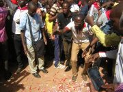 Au Burkina, des enseignants jettent avec mépris leurs stylos rouges et craies en guise de protestation