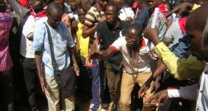 Au Burkina, des enseignants jettent avec mépris leurs stylos rouges et craies en guise de protestation