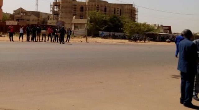 Des manifestants protestent contre l'esclavage des noirs en Libye