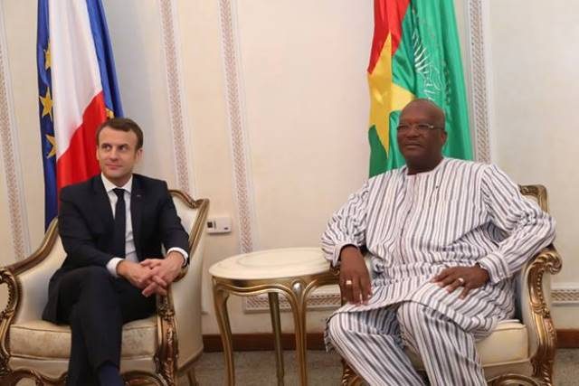 Le président français Emmanuel Macron et son homologue du Burkina Faso Roch Marc Christian Kaboré dans la salle d'audience de l'aéroport de Ouaga photo d'rchives