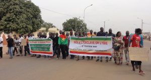 Ouagadougou: des dizaines de personnes marchent contre la traite des Noirs en Lybie