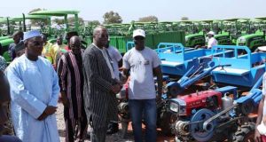 Burkina: Des agriculteurs bénéficient de plus de 400 tracteurs