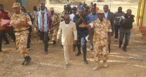 Nord du Burkina: le ministre Simon Compaoré et celui de l’Education en visite à Baraboulé