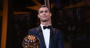 Football: Cristiano Ronaldo remporte son cinquième Ballon d’Or et égale Lionel Messi