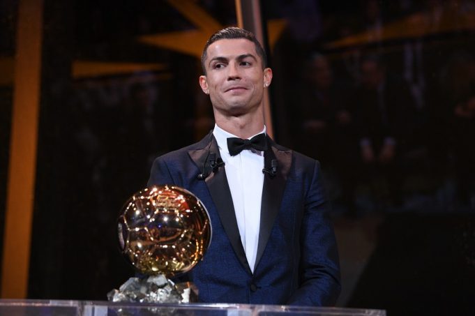 Football: Cristiano Ronaldo remporte son cinquième Ballon d’Or et égale Lionel Messi
