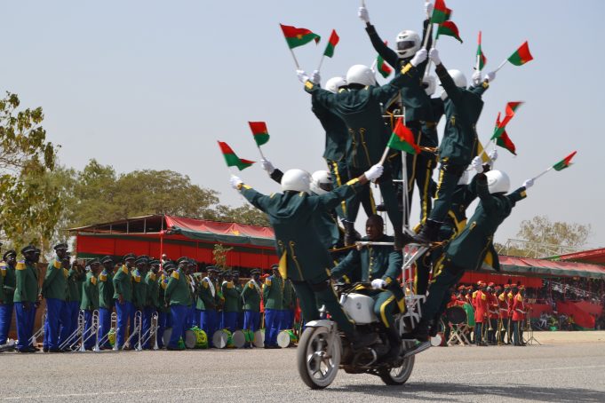 57è indépendance du Burkina: au moins 5 000 personnes paradent à Gaoua
