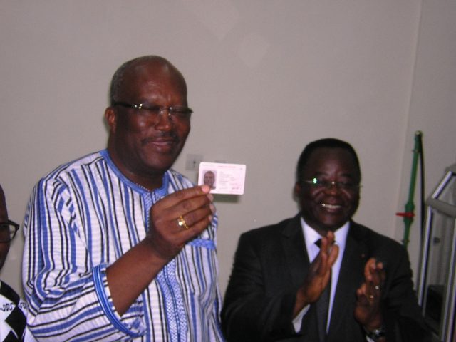 Roch Kaboré présente son permis de conduire
