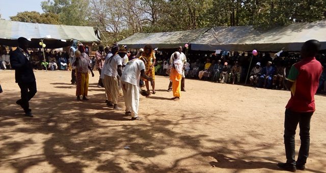 La député Reine Sakandé née Bénao exécutant quelques pas de danses avec une troupe traditionnelle de sa localité d'origine