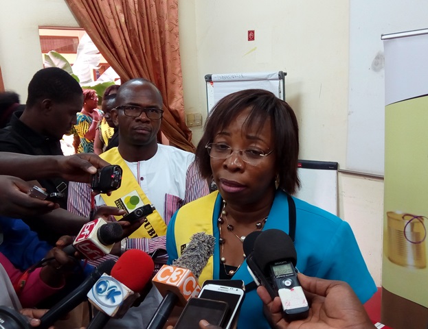 La présidente de publicitaires associés, Cécile Gouba, face à la presse