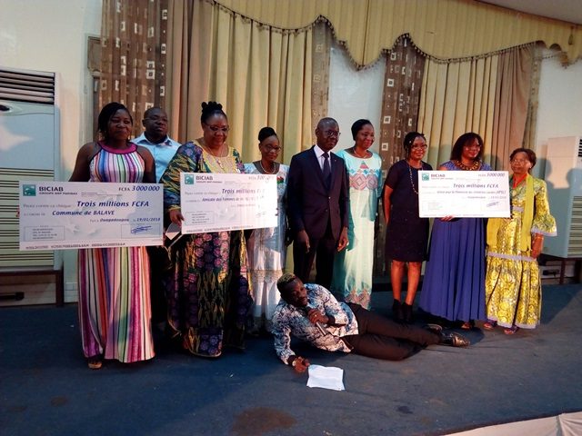 Photo de famille avec les trois bénéficiaires des projets financés par le programme Coup De Pouce par la BICIA-B