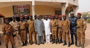 Camp Naaba Koom II: Roch Kaboré rend visite aux éléments de la garde présidentielle