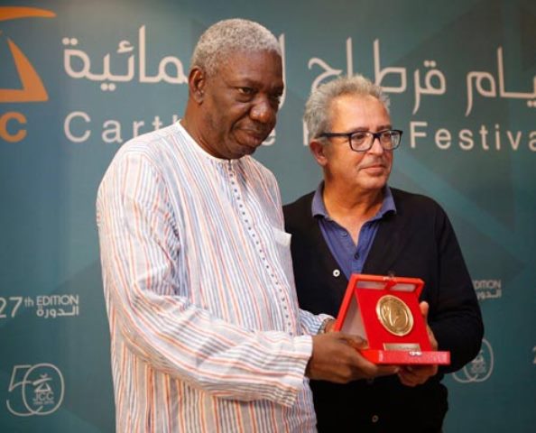 Idrissa Ouédraogo recevant un prix
