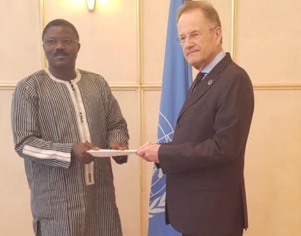 L'Ambassadeur Sougouri avec le DG de l'ONUG, Michael Moller