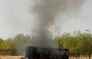 Burkina : des populations à Bagaré incendient un car ayant tué un élève dans un accident