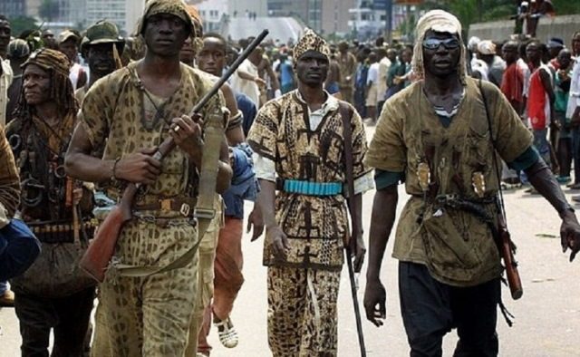 Des Dozos paradant à Vavoua