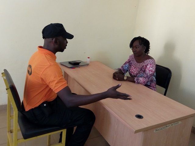Dr Félicité Traoré s'entretenant avec un agent de la BBS