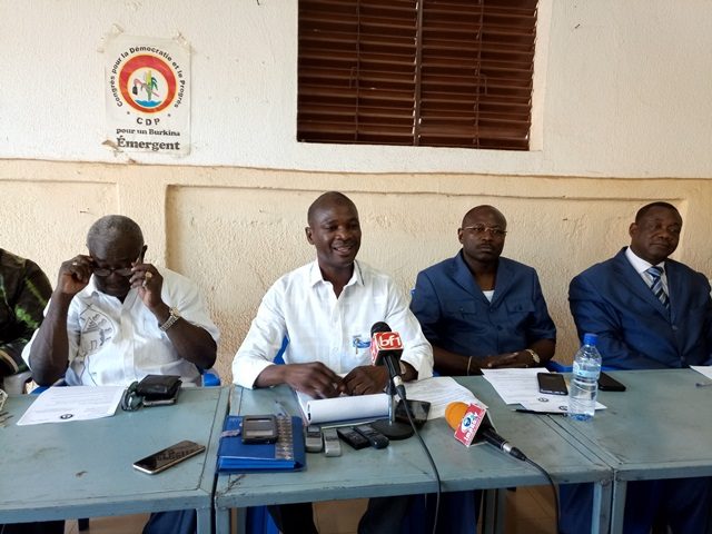 Le député Blaise Sawadogo, président du comité d'organisation du septième congrès devant les micros