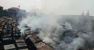 Guinée: le plus grand marché de Conakry ravagé par un incendie