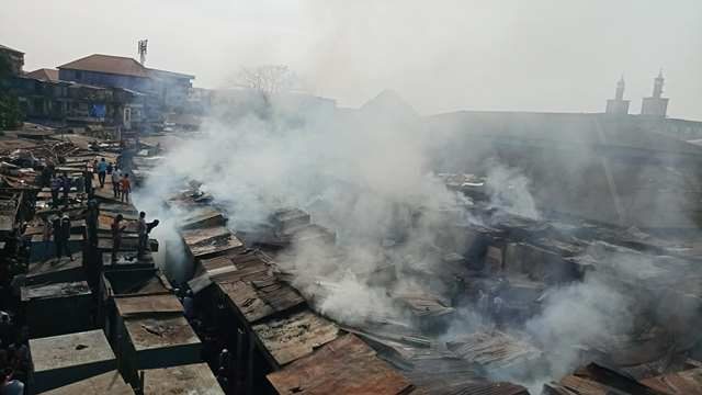 Le marché de Madina ravagé par un incendie (Photo Guineenews)