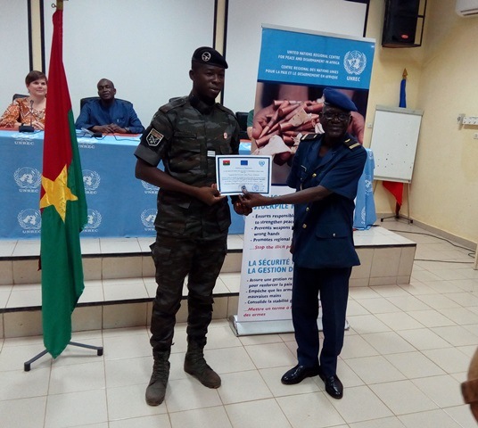 Le porte-parole des stagiaires, l'inspecteur des douanes Jean-Marie Kaboré recevant son attestation à la fin de la formation