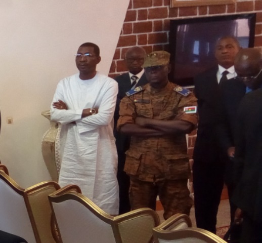 Le président de l'Assemblée nationale Alassane Bala Sakandé et le chef d'état-major général des armées (CEMGA) Oumarou Sadou, à la salle VIP de l'aéroport de Ouagadougou