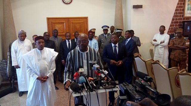 Le président du Faso Roch Marc Christian Kaboré s'adressant à la presse à l'aéroport de Ouagadougou