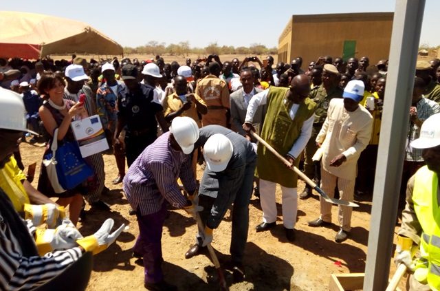 Le ministre Bachir Ismaël Ouédraogo de l'Energie et Oumar Idani, en charge des Mines, lançant les travaux du projet d'électrification de 45 localités du Ziro et du Gourma