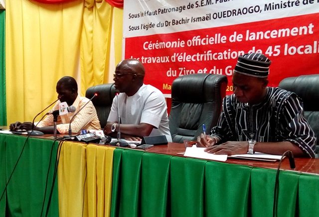 Les responsables de l'Agence burkinabè pour l'électrification rurale (ABER), face à la presse à Fada N'Gourma