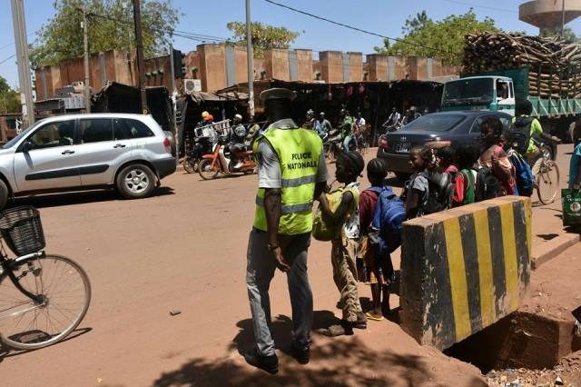 Des écoliers voulant traverser une voie très dense