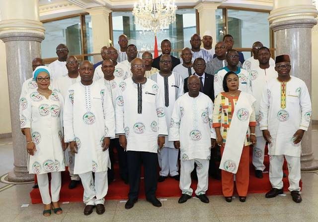 Le président du Faso Roch Kaboré entouré par des membres du gouvernement burkinabè